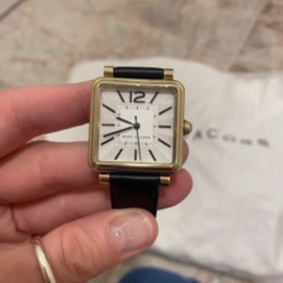 Marc Jacobs Vic Silver Dial Ladies Dress Watch MJ1437 - Picture 3 of 5